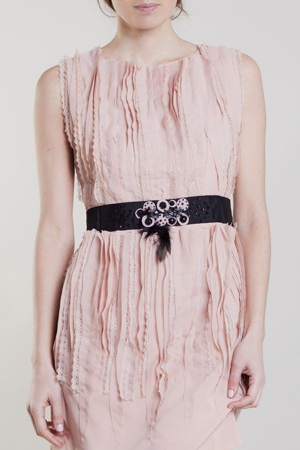 Vestido Rosa Cinturon pluma modelo